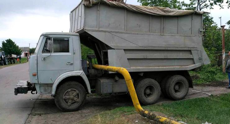 В Харьковской области пьяный угнал КАМАЗ и повредил газовую сеть