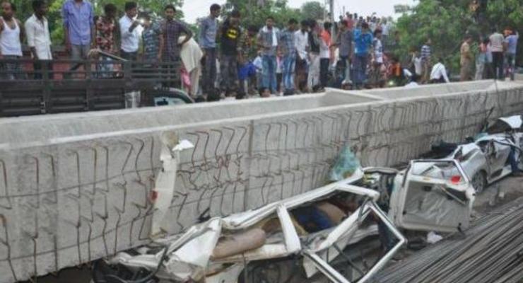 В Индии обрушился мост: 15 жертв