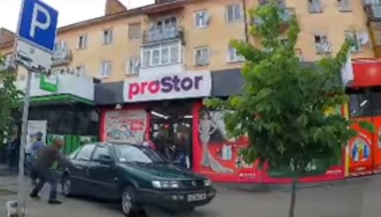 В Луцке дошкольник за рулем сбил пешехода и поломал деревья