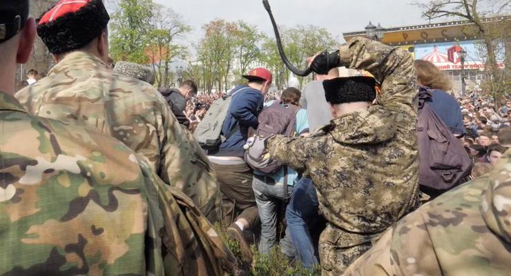 В РФ выпороли казаков, бивших нагайками митингующих