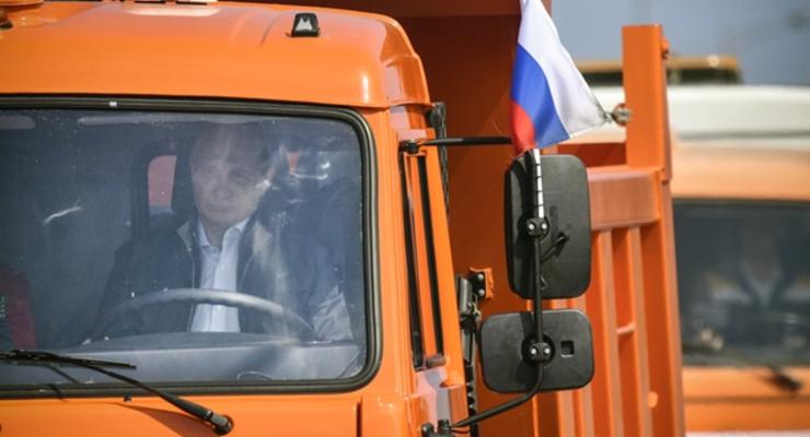 В РФ объяснили, почему Путин ехал по Керченскому мосту не пристегнутым