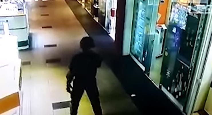 Появилось видео ограбления ювелирного магазина в Херсоне