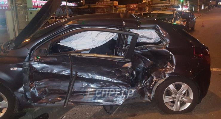 В Киеве автомобиль охраны протаранил Kia: водители пострадали