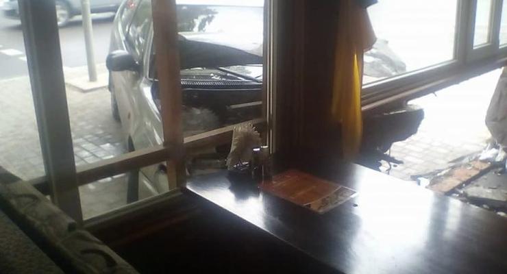 В Черноморске авто влетело в ресторан