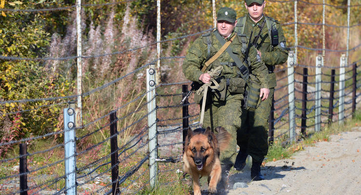 Военные РФ укрепляют пункты пропуска на границе с Донбассом - разведка