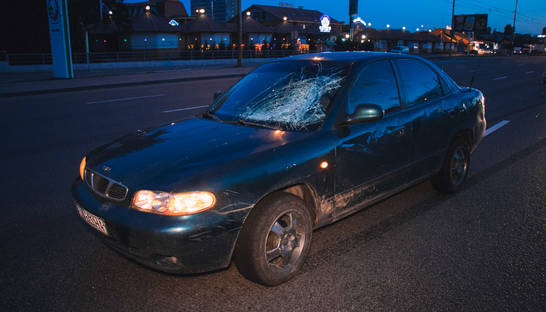 В Киеве авто сбило девушку, которая убегала от мужчины
