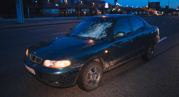 В Киеве авто сбило девушку, которая убегала от мужчины