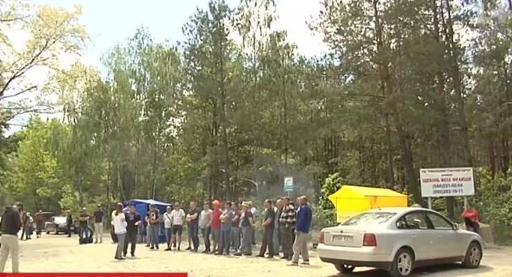 Жители Киевской области перекрыли дорогу возле гранитного карьера