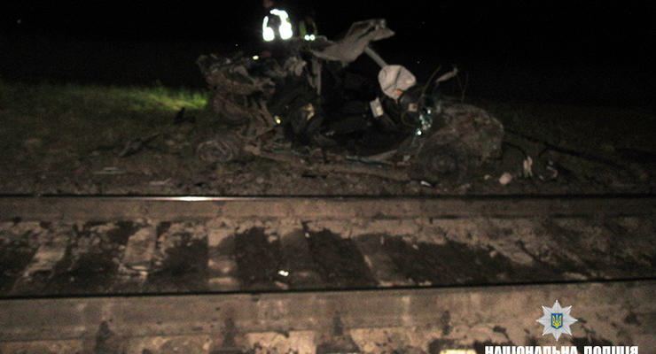 На Прикарпатье поезд на скорости снес автомобиль, есть жертвы
