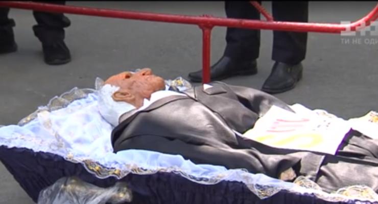 Жители Боярки принесли гроб к Администрации президента