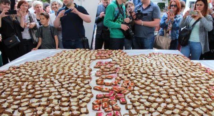 В Виннице создали огромный бутерброд с салом в форме карты области