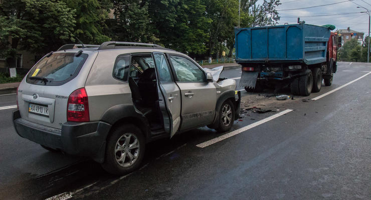 В Киеве водитель Hyundai уснул и врезался в КАМАЗ, есть пострадавшие