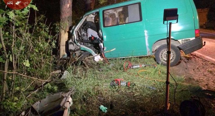 На Столичном шоссе авто врезалось в дерево: погиб водитель