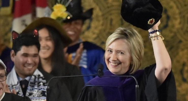 Хиллари Клинтон надела ушанку с серпом и молотом на выпускной Йельского университета