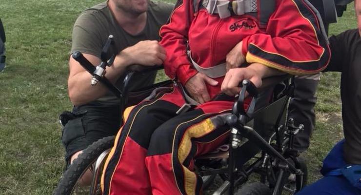 В Днепропетровской области 71-летняя бабушка-инвалид прыгнула с парашютом