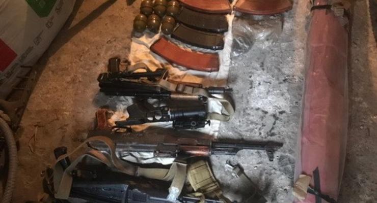 Под Донецком обнаружили тайник с гранатометами и автоматами Калашникова – СБУ