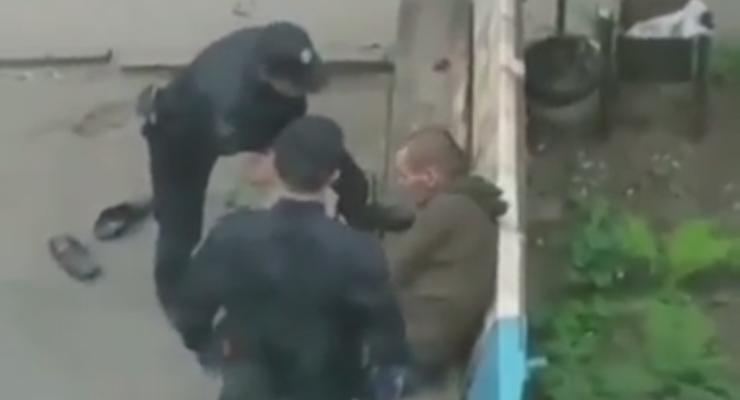 В Сумах уволили полицейских, издевавшихся над мужчиной
