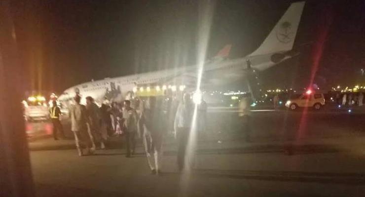 В Саудовской Аравии самолет экстренно сел из-за поломанного шасси