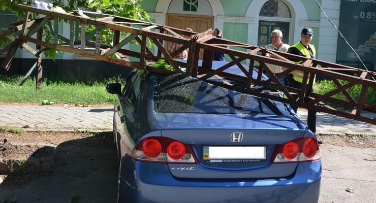 В Николаеве обрушились электроопоры: поврежден автомобиль