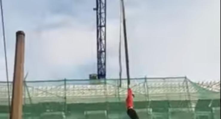 В России строитель cорвался, катаясь на кране