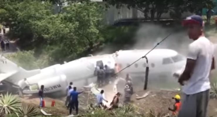 В Гондурасе при посадке самолет сломался пополам