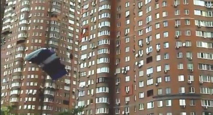 В Киеве экстремал прыгнул с многоэтажки с парашютом