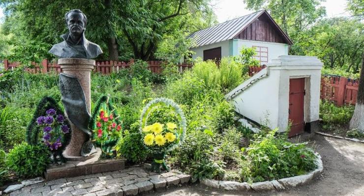 Вандалы разрушили памятник Чорновилу в усадьбе-музее в Черкасской области
