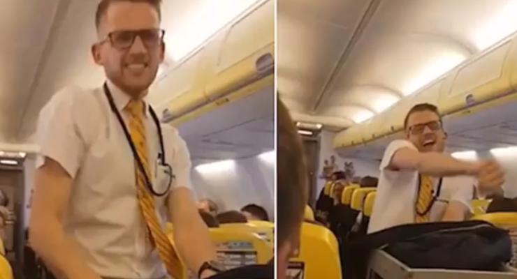 Бортпроводник Ryanair устроили эротический танец во время полета