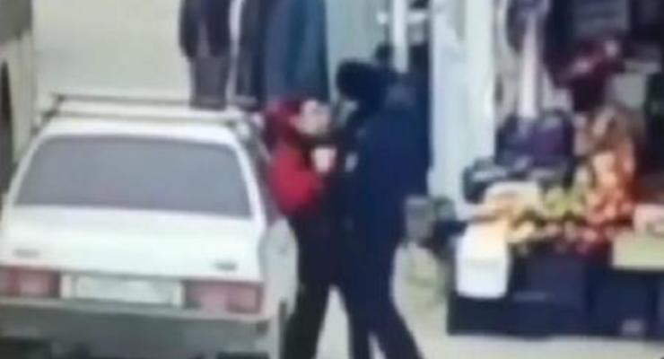В РФ полицейский избил подростка за то, что тот недостаточно быстро уступил