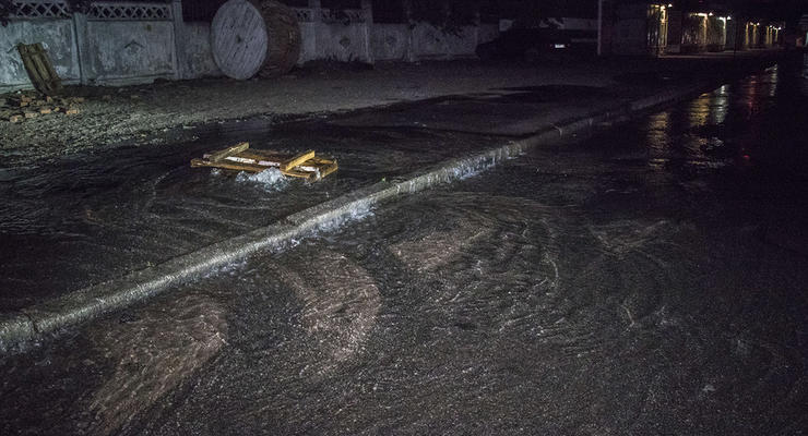 Километровые лужи: в Киеве на Святошино прорвало трубу