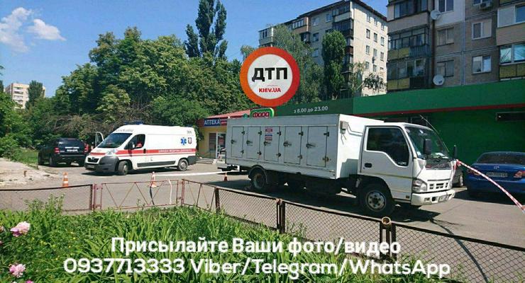 В Киеве грузовик насмерть сбил пенсионерку возле супермаркета