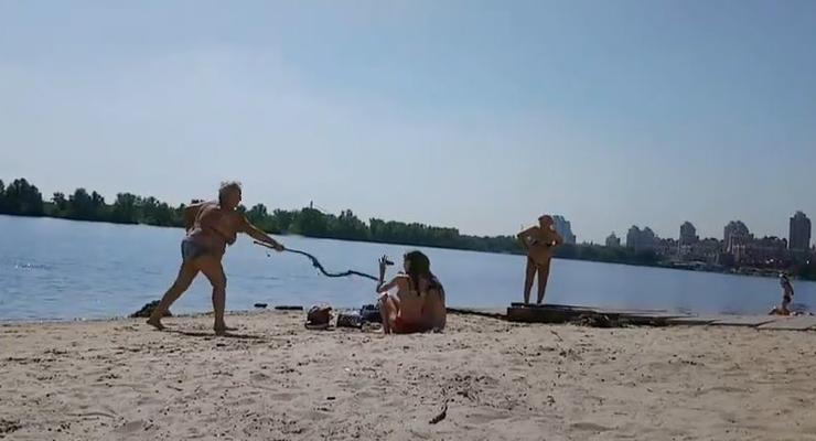 На пляже в Киеве старушка с палкой напала на девушек