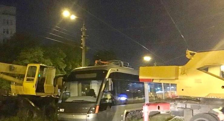 В Киеве трамвай слетел с рельсов на "проклятом" месте