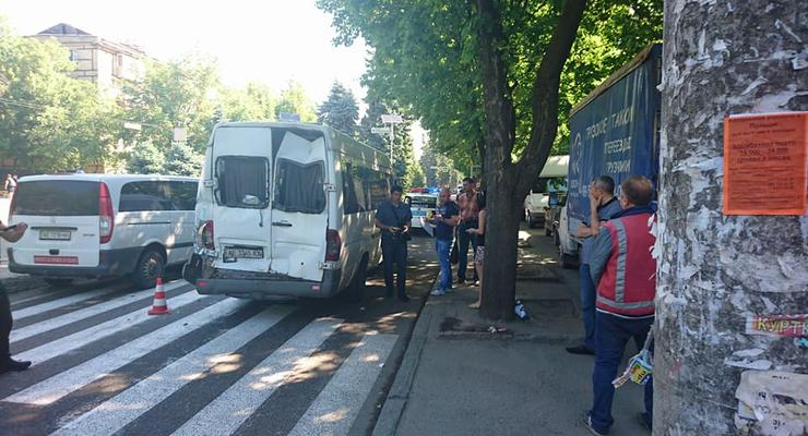 В Днепре троллейбус протаранил маршрутку на остановке: есть пострадавшие