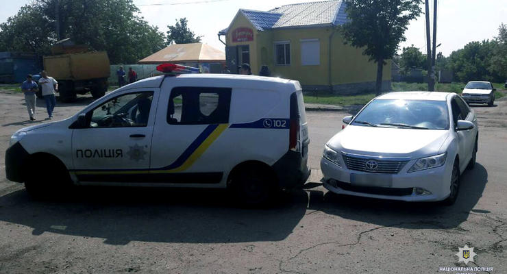 Под Харьковом девушка протаранила авто патрульных, пыталась уйти от погони