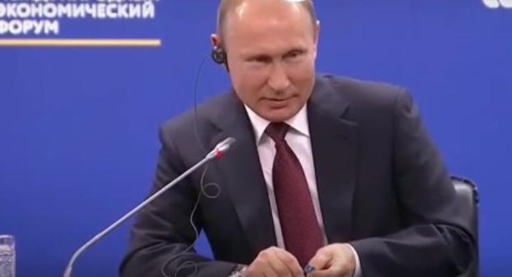 Французский бизнесмен подарил Путину синего петуха