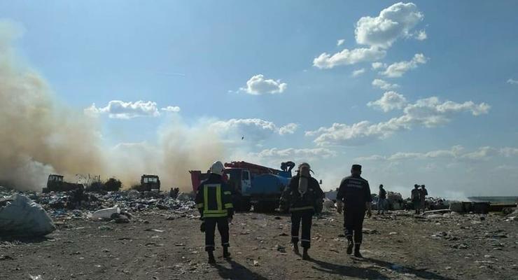 Спасатели локализовали пожар на свалке в Николаеве