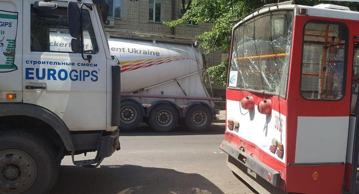 В Николаеве столкнулись троллейбус и грузовик, есть пострадавшие
