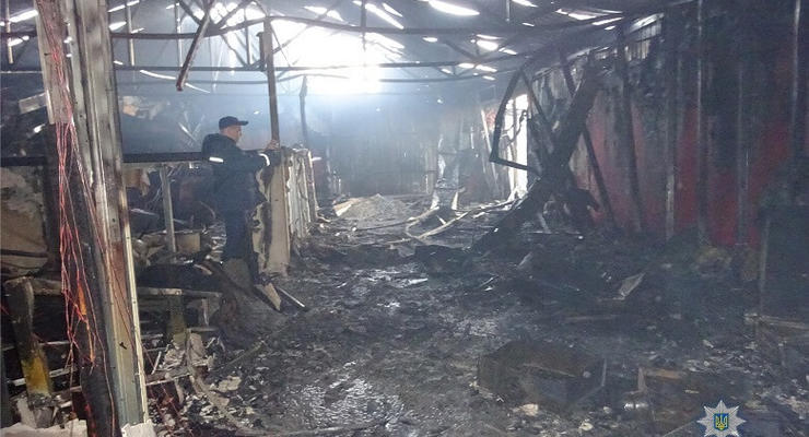 Полиция задержала четырех злоумышленников за поджог рынка в Киеве