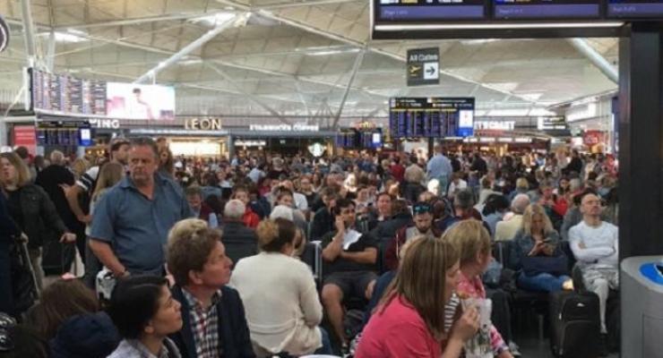 В аэропорту Лондона из-за удара молнии отменили часть рейсов