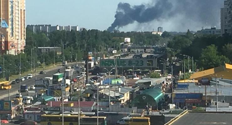 В Вишневом под Киевом крупный пожар, горел склад