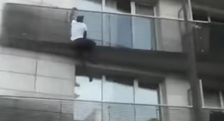 В Париже мигрант спас ребенка, забравшись по балконам на высотку