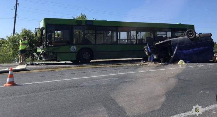 Под Харьковом авто столкнулось с автобусом