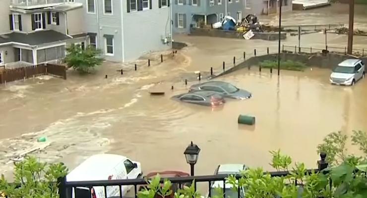 В США из-за сильных дождей затопило город