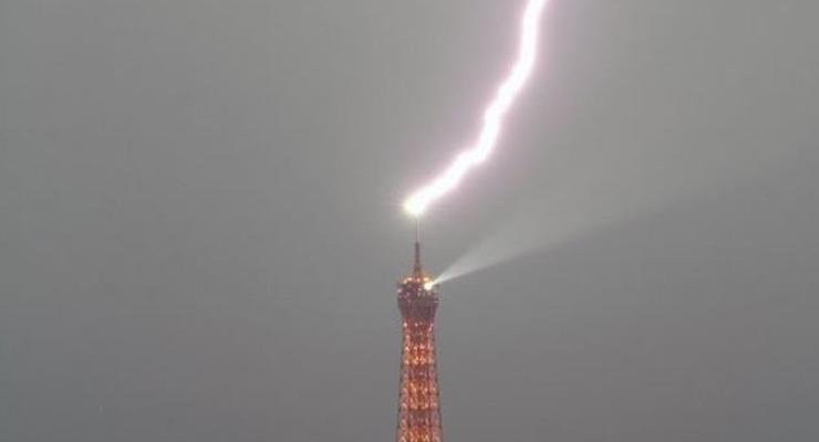 В Эйфелеву башню попала молния