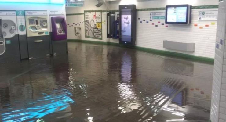 Ливень затопил улицы и метро в Париже