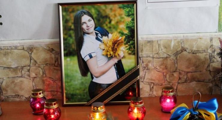 На Донбассе похоронили школьницу, погибшую от обстрела