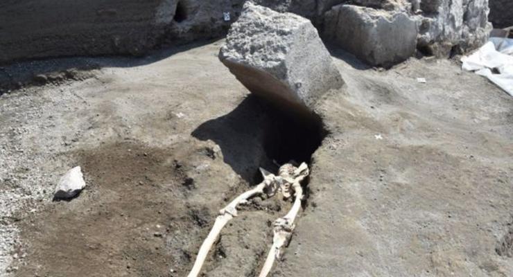 Необычная находка в Помпеях: мужчину убил огромный камень