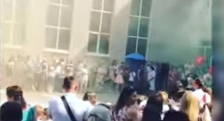 В Днепре на школьной линейке подорвали дымовую шашку