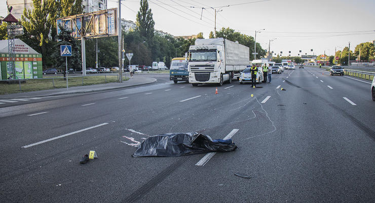 В Киеве на Кольцевой дороге фура насмерть сбила мужчину